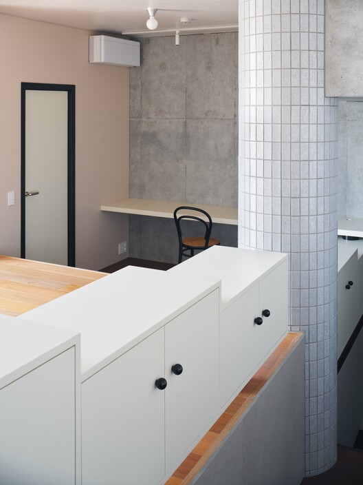 Apartment in Uehara / ULTRA STUDIO Apartment in Uehara / ULTRA STUDIO - Interior Photography, Bathroom, Wood, Lighting, Countertop, Glass, Sink