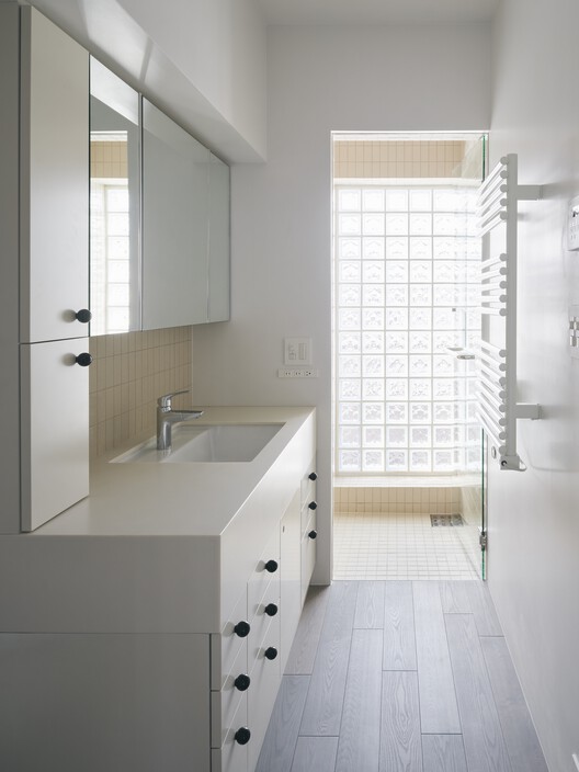 Apartment in Uehara / ULTRA STUDIO Apartment in Uehara / ULTRA STUDIO - Interior Photography, Bathroom, Countertop, Glass, Sink