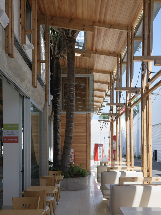 Veneciana Escalada Drive-Thru Ice Cream Shop / DRM Arquitectura Veneciana Escalada Drive-Thru Ice Cream Shop / DRM Arquitectura - Image 12 of 35