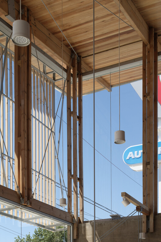 Veneciana Escalada Drive-Thru Ice Cream Shop / DRM Arquitectura Veneciana Escalada Drive-Thru Ice Cream Shop / DRM Arquitectura - Interior Photography, Wood, Glass, Beam