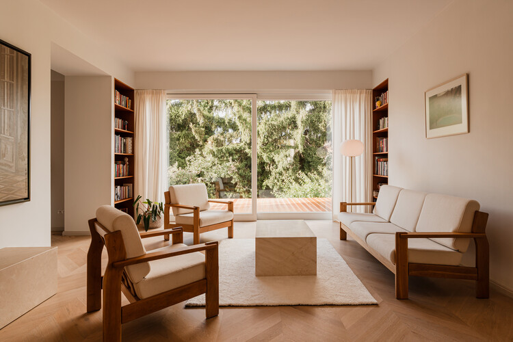 Harmonia Modernista em uma Vila Histórica / LBWA - Fotografia de Interiores, Interiores De Casas, Mesa, Cadeira