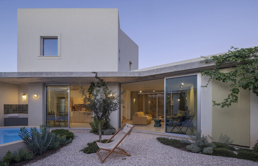 The Avlí Houses  / Ona i Ona Architecture and Design - Exterior Photography, Concrete, Balcony, Courtyard