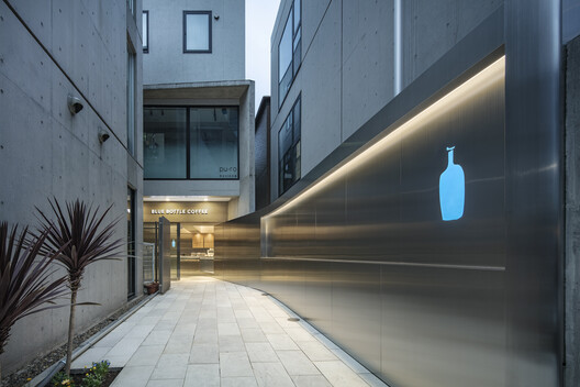 Blue Bottle Coffee Harajuku Cafe / TEKI Design - Interior Photography, Glass
