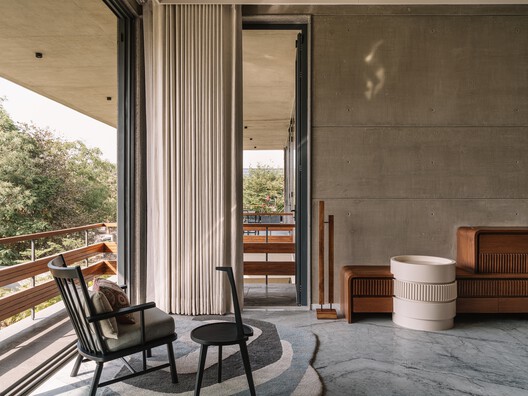 The House of Green Court / andblack design studio - Interior Photography, Living Room, Concrete, Column