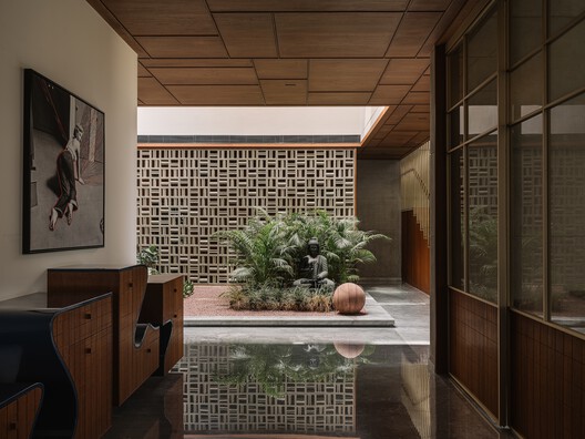 The House of Green Court / andblack design studio - Interior Photography, Wood