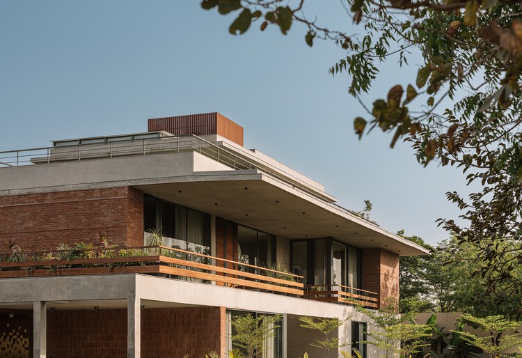 La Casa del Patio Verde / andblack design studio - fotografía exterior, ladrillos, balcón