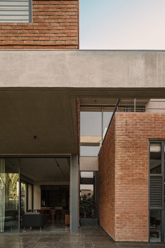 The House of Green Court / andblack design studio - Interior Photography, Brick