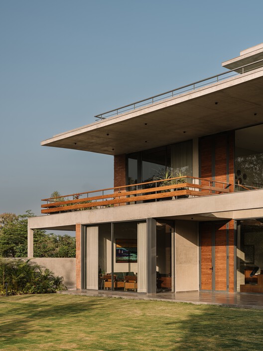 The House of Green Court / andblack design studio - Exterior Photography, Column, Balcony