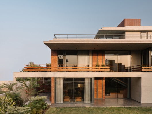 The House of Green Court / andblack design studio - Exterior Photography, Balcony