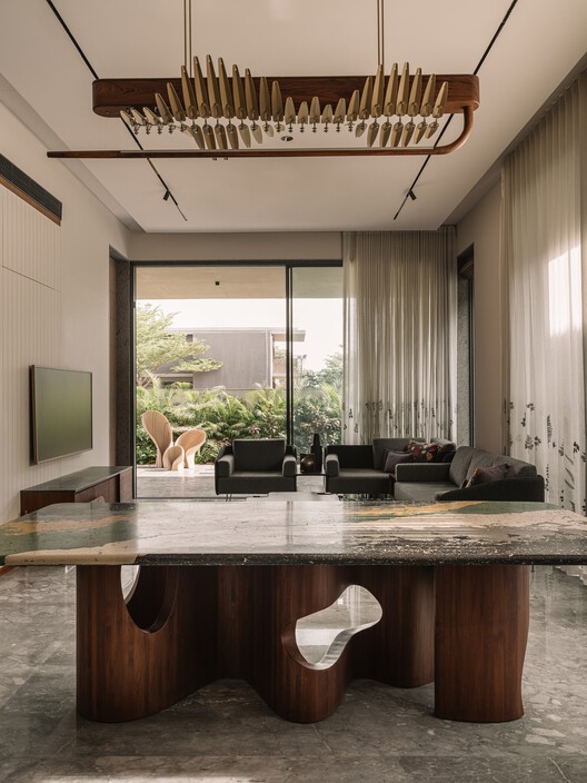 The House of Green Court / andblack design studio - Interior Photography, Wood, Table, Chair