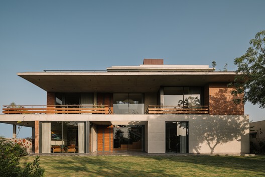 The House of Green Court / andblack design studio