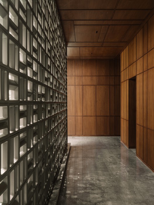 The House of Green Court / andblack design studio - Interior Photography, Wood