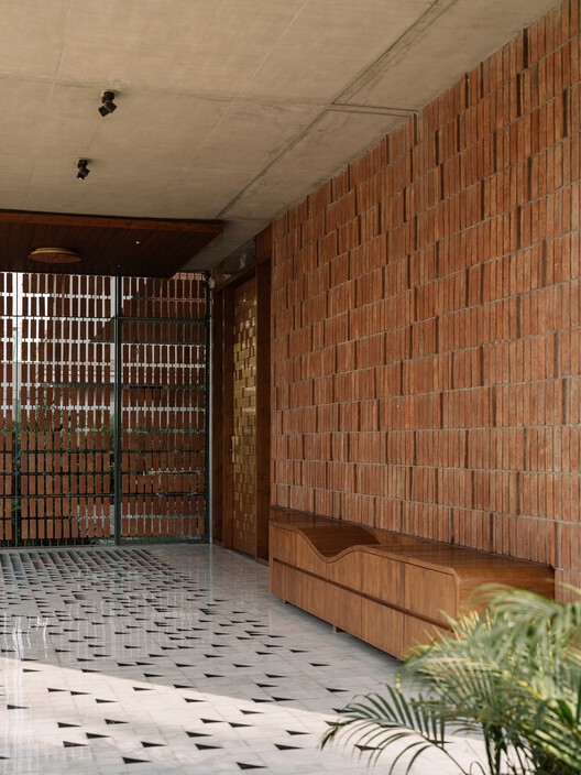 The House of Green Court / andblack design studio - Interior Photography, Wood, Brick