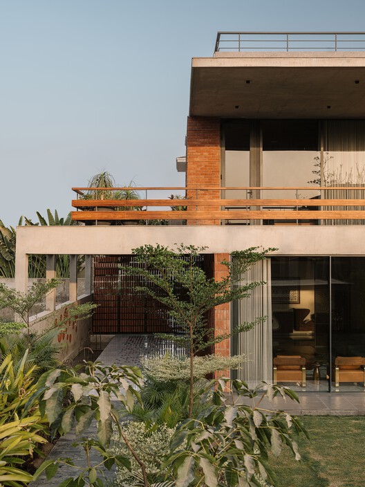 The House of Green Court / andblack design studio - Exterior Photography, Balcony, Courtyard