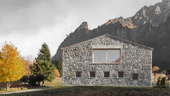 Vergalderie - Alpine Guesthouse and Gallery / Christian Tonko
