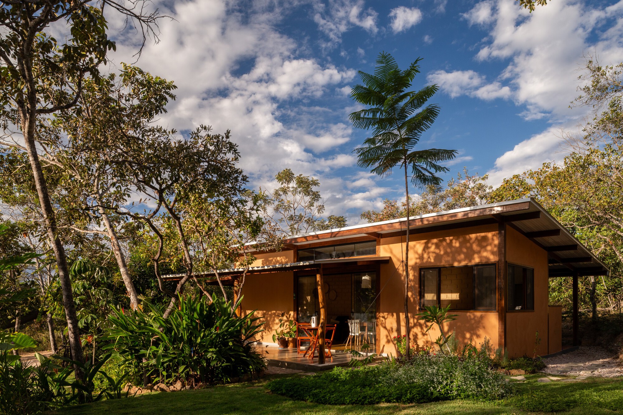 Dům Mel: Moderní Architektura Uprostřed Brazilské Přírody pro Novou Rodinu