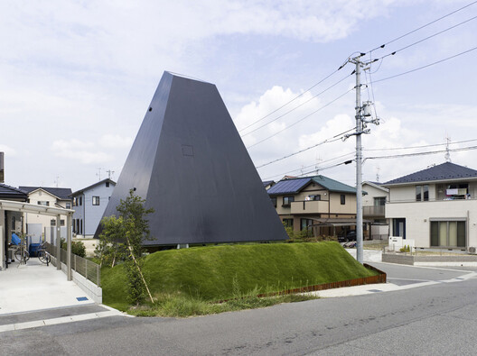 Living in a Pyramid: 6 Projects Adapting a Classic Shape to Residential Design Living in a Pyramid: 6 Projects Adapting a Classic Shape to Residential Design - Image 4 of 8