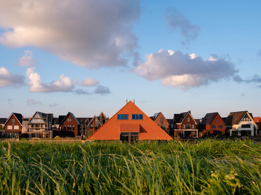 Living in a Pyramid: 6 Projects Adapting a Classic Shape to Residential Design Living in a Pyramid: 6 Projects Adapting a Classic Shape to Residential Design - Image 5 of 8