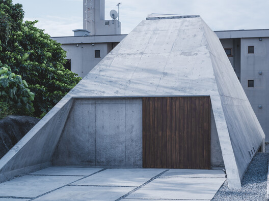 Living in a Pyramid: 6 Projects Adapting a Classic Shape to Residential Design Living in a Pyramid: 6 Projects Adapting a Classic Shape to Residential Design - Image 2 of 8