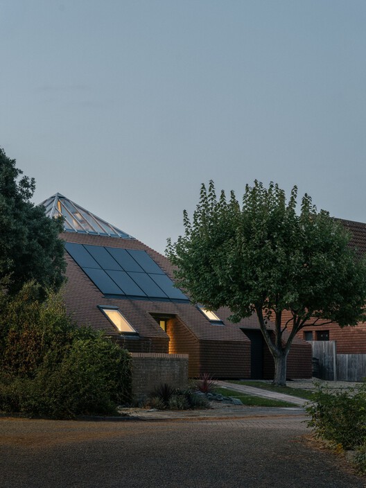 Living in a Pyramid: 6 Projects Adapting a Classic Shape to Residential Design Living in a Pyramid: 6 Projects Adapting a Classic Shape to Residential Design - Image 3 of 8