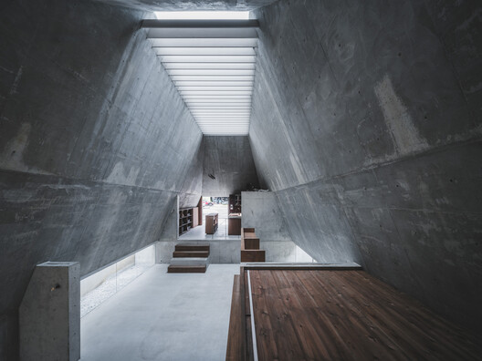 Living in a Pyramid: 6 Projects Adapting a Classic Shape to Residential Design Living in a Pyramid: 6 Projects Adapting a Classic Shape to Residential Design - Image 7 of 8