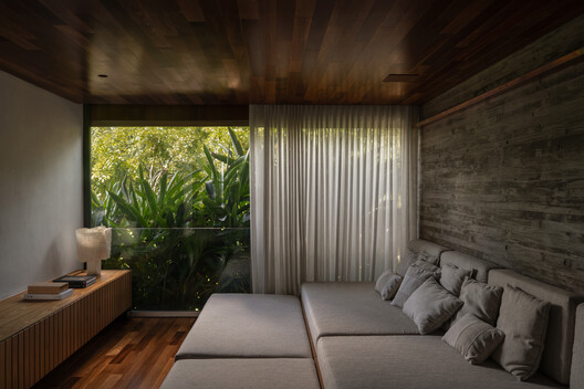 Flow House / Felipe Caboclo Arquitetura Flow House / Felipe Caboclo Arquitetura - Interior Photography, Wood, Sofa