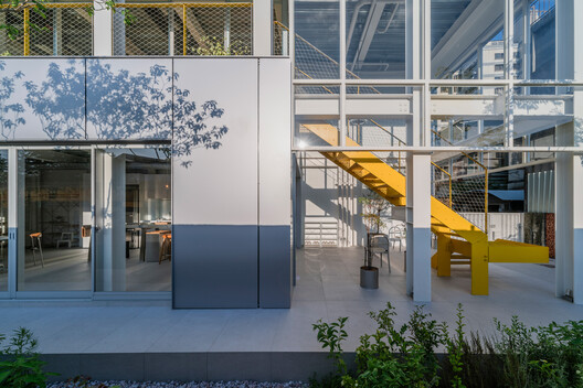 MOM House / Supra-Simplicities - Image 3 of 26