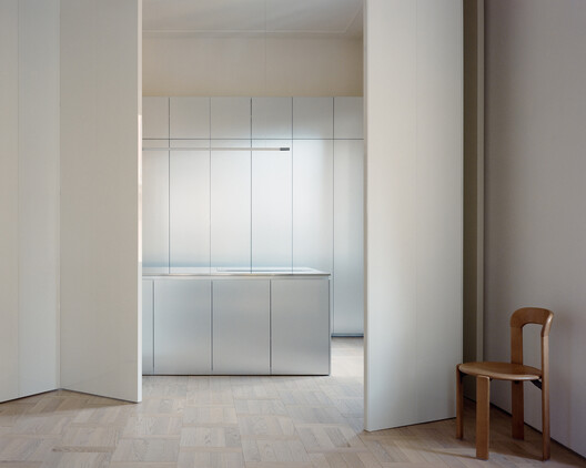 House with Reflective Furniture / Set Architects House with Reflective Furniture / Set Architects - Interior Photography, Wood, Closet