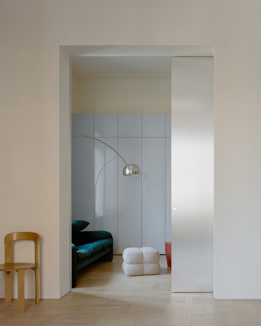 House with Reflective Furniture / Set Architects House with Reflective Furniture / Set Architects - Image 4 of 17