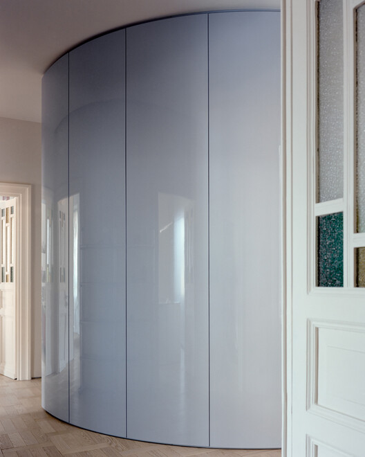 House with Reflective Furniture / Set Architects House with Reflective Furniture / Set Architects - Interior Photography, Glass, Closet