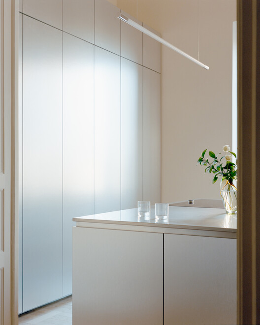 House with Reflective Furniture / Set Architects House with Reflective Furniture / Set Architects - Interior Photography