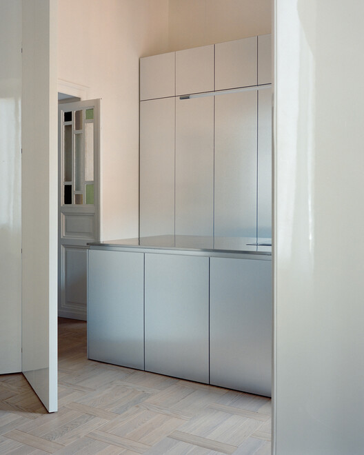 House with Reflective Furniture / Set Architects House with Reflective Furniture / Set Architects - Interior Photography, Wood, Glass, Closet