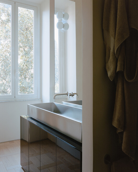 House with Reflective Furniture / Set Architects House with Reflective Furniture / Set Architects - Interior Photography, Bathroom, Sink, Lighting, Countertop, Glass