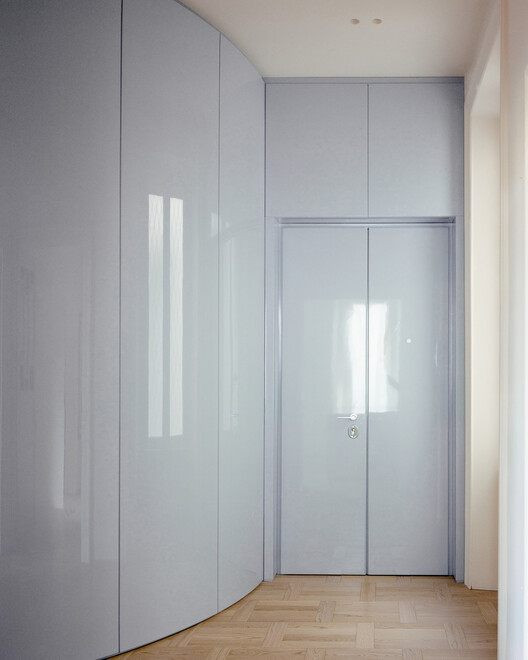 House with Reflective Furniture / Set Architects House with Reflective Furniture / Set Architects - Interior Photography, Glass