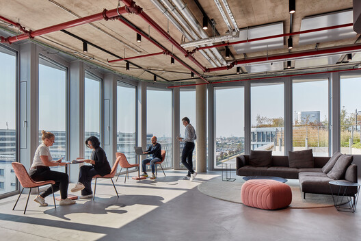 WPP Headquarters Mizal / Eller + Eller Architekten GmbH WPP Headquarters Mizal / Eller + Eller Architekten GmbH - Interior Photography, Living Room, Glass, Chair