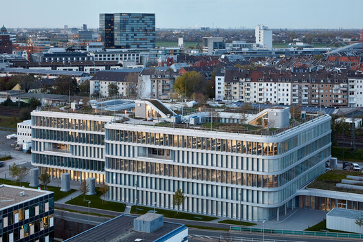 WPP Headquarters Mizal / Eller + Eller Architekten GmbH WPP Headquarters Mizal / Eller + Eller Architekten GmbH - Image 2 of 18