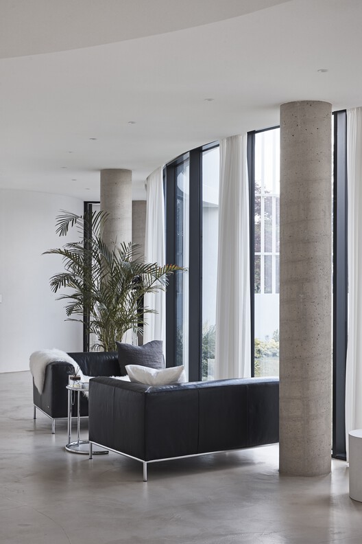 The Orb House / Chiasmus Partners - Interior Photography, Sofa, Chair, Glass