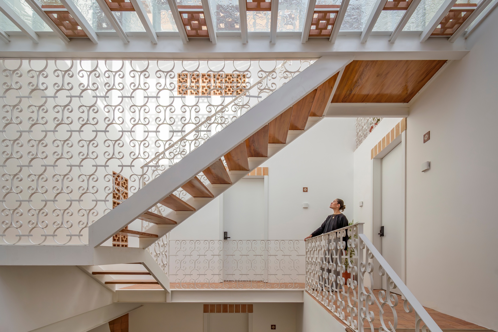 Dům Sabina: Jak architekti zachránili rodinný dům a transformovali jej na moderní komplex