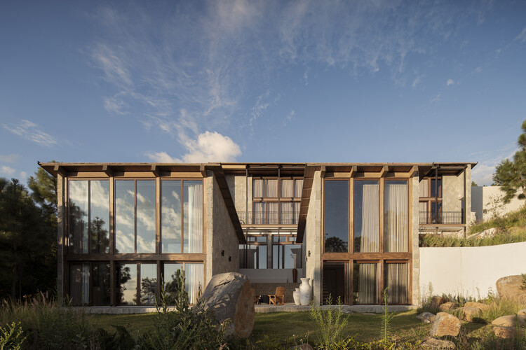 RB Tapalpa Cabin / ALMA de Arquitectos - Exterior Photography, Cabins & Lodges, Balcony, Beam, Stairs