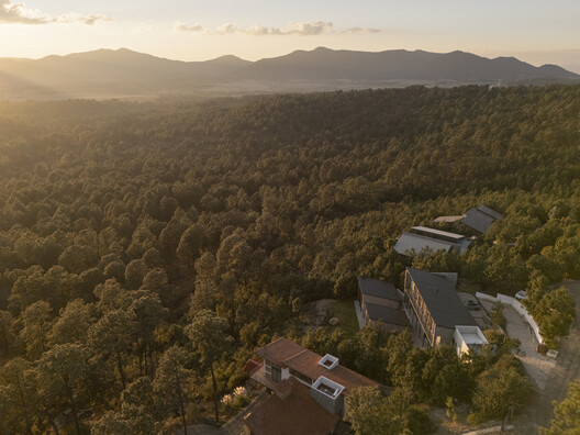 RB Tapalpa Cabin / ALMA de Arquitectos RB Tapalpa Cabin / ALMA de Arquitectos - Exterior Photography, Forest, Aerial View Photography