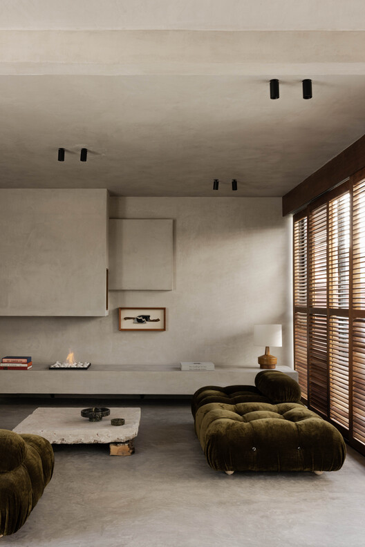 Brutalist Penthouse / Barde + vanVoltt Brutalist Penthouse / Barde + vanVoltt - Interior Photography, Living Room, Wood, Lighting