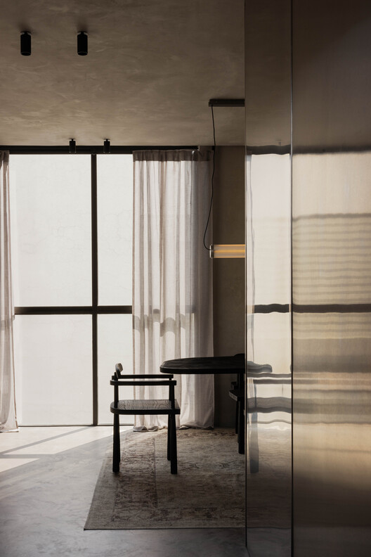 Brutalist Penthouse / Barde + vanVoltt Brutalist Penthouse / Barde + vanVoltt - Interior Photography, Wood, Lighting, Chair, Glass