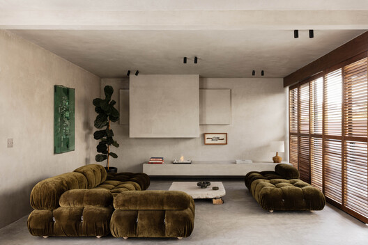 Brutalist Penthouse / Barde + vanVoltt Brutalist Penthouse / Barde + vanVoltt - Interior Photography, Living Room, Wood, Sofa