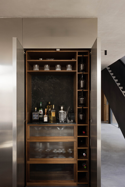 Brutalist Penthouse / Barde + vanVoltt Brutalist Penthouse / Barde + vanVoltt - Interior Photography, Shelving, Glass