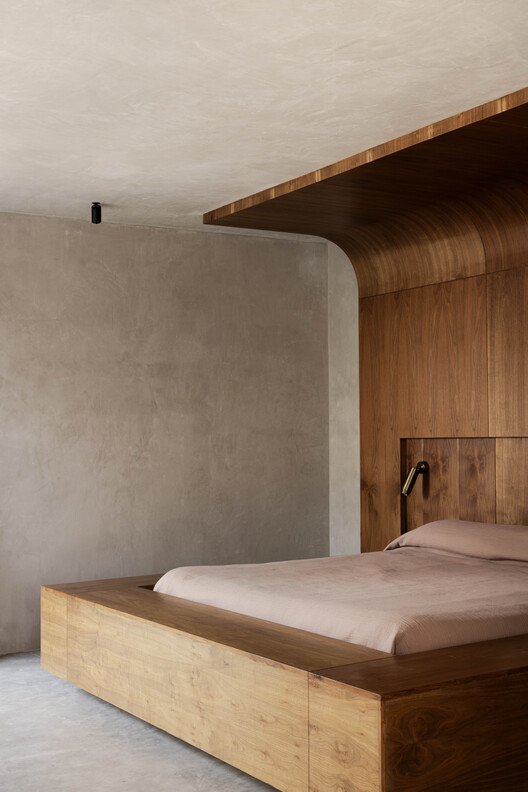 Brutalist Penthouse / Barde + vanVoltt Brutalist Penthouse / Barde + vanVoltt - Interior Photography, Bedroom, Wood, Bed, Lighting