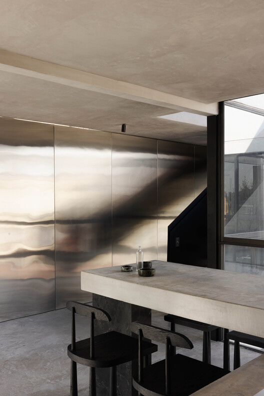 Brutalist Penthouse / Barde + vanVoltt Brutalist Penthouse / Barde + vanVoltt - Interior Photography, Kitchen, Beam