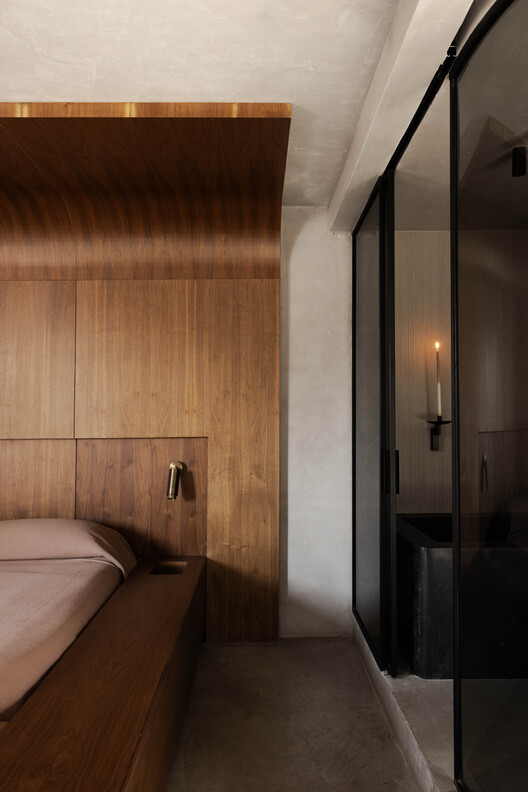 Brutalist Penthouse / Barde + vanVoltt Brutalist Penthouse / Barde + vanVoltt - Interior Photography, Wood, Bedroom, Bed, Lighting