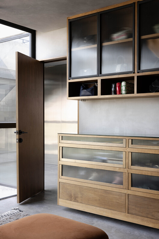 Brutalist Penthouse / Barde + vanVoltt Brutalist Penthouse / Barde + vanVoltt - Interior Photography, Wood, Lighting, Shelving