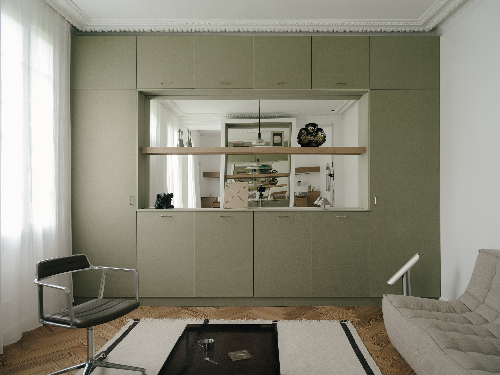 Lecomte Apartment: Jak se z galerie stala klidná moderní domácnost
