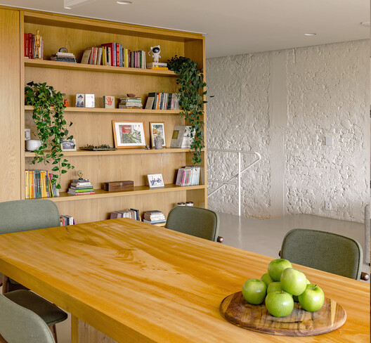 Mooca House / André Guerra Arquitetos - Interior Photography, Wood, Table, Shelving, Lighting, Chair